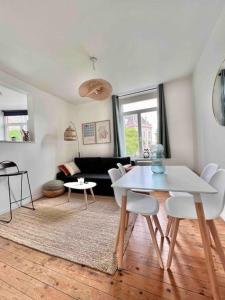 een woonkamer met een witte tafel en stoelen bij Appartement 2 mairie de Marcq in Marcq-en-Baroeul