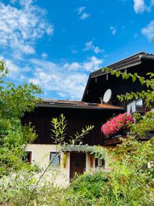 インツェルにあるFerienhaus Bergrausch26 - Chiemgau Karteの屋根にピンクの花を咲かせる家