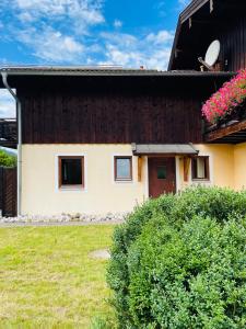 uma casa com um jardim em frente em Ferienhaus Bergrausch26 - Chiemgau Karte em Inzell