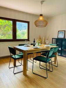 インツェルにあるFerienhaus Bergrausch26 - Chiemgau Karteのダイニングルーム(椅子とテーブル、照明付)