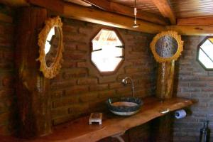 a bathroom with a sink in a log cabin at La Oca en el Cielo in Quebrada de los Cuervos