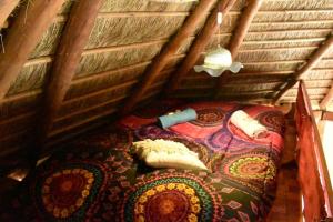 Habitación pequeña con cama en una habitación de madera en La Oca en el Cielo en Quebrada de los Cuervos