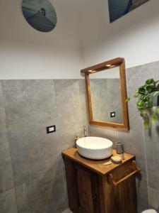 bagno con lavandino e specchio di Corte Della Varesina a Milano