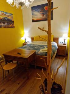 ein Schlafzimmer mit einem Bett, einem Tisch und einem Baum in der Unterkunft Corte Della Varesina in Mailand