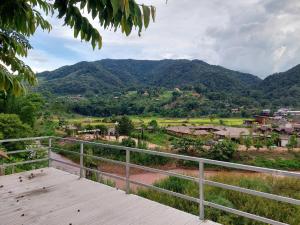 una vista su un villaggio dal balcone di una casa di สะปัน ฮิลล์ - Sapan hill a Ban Huai Ti