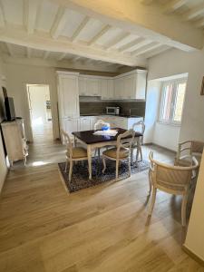 a kitchen and dining room with a table and chairs at Dimora monte S. Maria Tiberina in Monte Santa Maria Tiberina