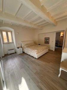a large bedroom with a bed and a wooden floor at Dimora monte S. Maria Tiberina in Monte Santa Maria Tiberina