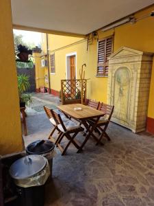 einen Holztisch und Stühle auf einer Terrasse in der Unterkunft Corte Della Varesina in Mailand