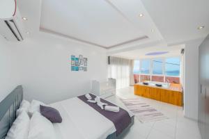 a bedroom with a bed and a bathroom with a tub at Aren Guest House in Kalkan in Kaş