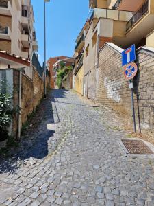 un callejón con un letrero de calle al lado de un edificio en San Pietro Chic en Roma