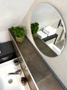 espejo sobre un lavabo en el baño en Apartment Nela, en Pavčina Lehota