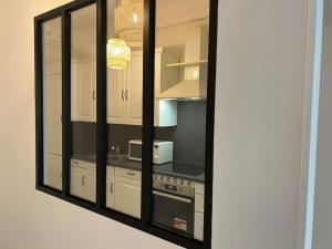 Η κουζίνα ή μικρή κουζίνα στο Oasis Palais, city centre, 1 bed