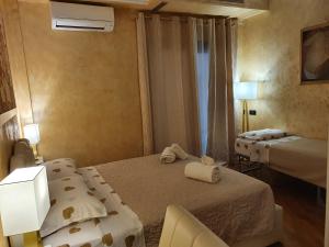 um quarto de hotel com duas camas e uma janela em San Pietro Chic em Roma