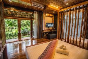 TV a/nebo společenská místnost v ubytování Andalay Beach Resort Koh Libong