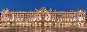a large building with a lot of windows at Artiste - Vue sur les quais de la Garonne - Hypercentre in Toulouse