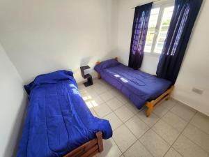 Pokój z 2 łóżkami i oknem w obiekcie Departamento 2 Dormitorios Ruta 6 w mieście General Roca