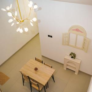CiaterwadasStaycation in Style at Fya Home的一间有桌子和枝形吊灯的餐厅