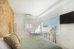 Televízia a/alebo spoločenská miestnosť v ubytovaní Jacuzzi Amanecer de Plata Decoración Romántica
