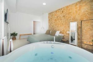 Televízia a/alebo spoločenská miestnosť v ubytovaní Jacuzzi Amanecer de Plata Decoración Romántica