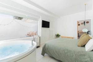 Posteľ alebo postele v izbe v ubytovaní Jacuzzi Amanecer de Plata Decoración Romántica