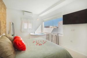 Posteľ alebo postele v izbe v ubytovaní Jacuzzi Amanecer de Plata Decoración Romántica