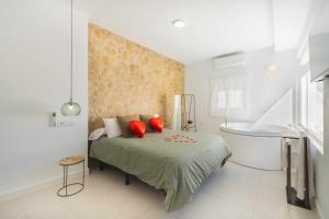 Posteľ alebo postele v izbe v ubytovaní Jacuzzi Amanecer de Plata Decoración Romántica