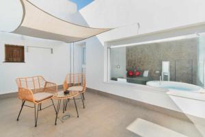Fotografia z galérie ubytovania Jacuzzi Amanecer de Plata Decoración Romántica v destinácii Chiclana de la Frontera