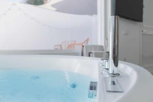 Televízia a/alebo spoločenská miestnosť v ubytovaní Jacuzzi Amanecer de Plata Decoración Romántica + 9 fotografií