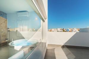 Kúpeľňa v ubytovaní Jacuzzi Amanecer de Plata Decoración Romántica