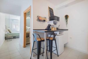 Televízia a/alebo spoločenská miestnosť v ubytovaní Jacuzzi Amanecer de Plata Decoración Romántica
