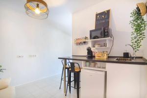 Kuchyňa alebo kuchynka v ubytovaní Jacuzzi Amanecer de Plata Decoración Romántica
