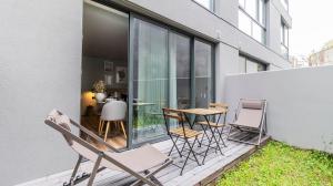 En terrasse eller udendørsområde på RUAH Apartments by LovelyStay