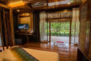 TV a/nebo společenská místnost v ubytování Andalay Beach Resort Koh Libong