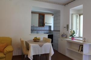 a kitchen and dining room with a table and chairs at Casa Vacanze Bouganvillea in Cetara