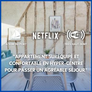 una señal para un museo con una silla y fotos en Cosy Up - Vieux Port - Hyper Centre, en La Rochelle