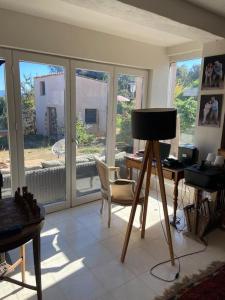 ein Wohnzimmer mit einem Tisch und einem Schreibtisch mit Stuhl in der Unterkunft Rez de chaussée villa avec piscine in Piana