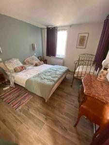 ein Schlafzimmer mit einem Bett und einem Holzboden in der Unterkunft Rez de chaussée villa avec piscine in Piana + 26 Fotos