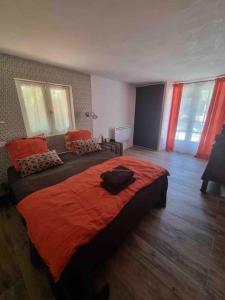 - une chambre avec un grand lit et une couverture rouge dans l'établissement Rez de chaussée villa avec piscine, à Piana