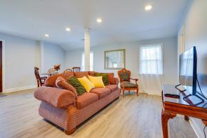 Televisyen dan/atau pusat hiburan di Spacious and Inviting Jackson Getaway with Fireplace!