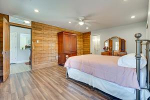 Katil atau katil-katil dalam bilik di Spacious and Inviting Jackson Getaway with Fireplace!