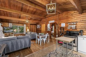 Η κουζίνα ή μικρή κουζίνα στο A Peace of Pine by NW Comfy Cabins +29 φωτογραφίες