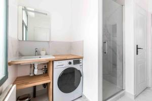 a bathroom with a washing machine and a sink at Maison indépendante au Croisé Laroche in Marcq-en-Baroeul +27 photos