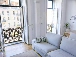 un soggiorno con divano e una grande finestra di Lisbon Check-In Guesthouse a Lisbona