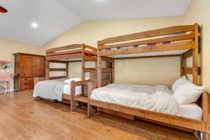 2 literas en una habitación con suelo de madera en Summit Lake Guesthouse, en Kamilche