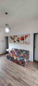 Habitación grande con edredón en la pared en Lago Maggiore Lake Me Home apartment en Sesto Calende