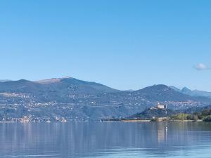 una gran masa de agua con montañas en el fondo en Lago Maggiore Lake Me Home apartment en Sesto Calende