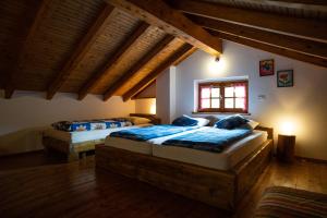 twee bedden in een kamer met houten vloeren en een raam bij Casa Antonia 