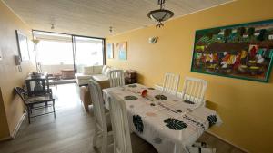 un comedor con mesa y sillas en una habitación en Departamento Reñaca, Sector 5, en Viña del Mar