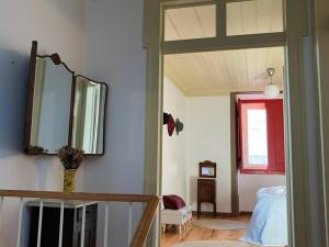 托馬爾的住宿－Casinha de Sao Gião，带镜子的房间和带床的房间
