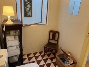 托馬爾的住宿－Casinha de Sao Gião，浴室配有卫生间、椅子和水槽
